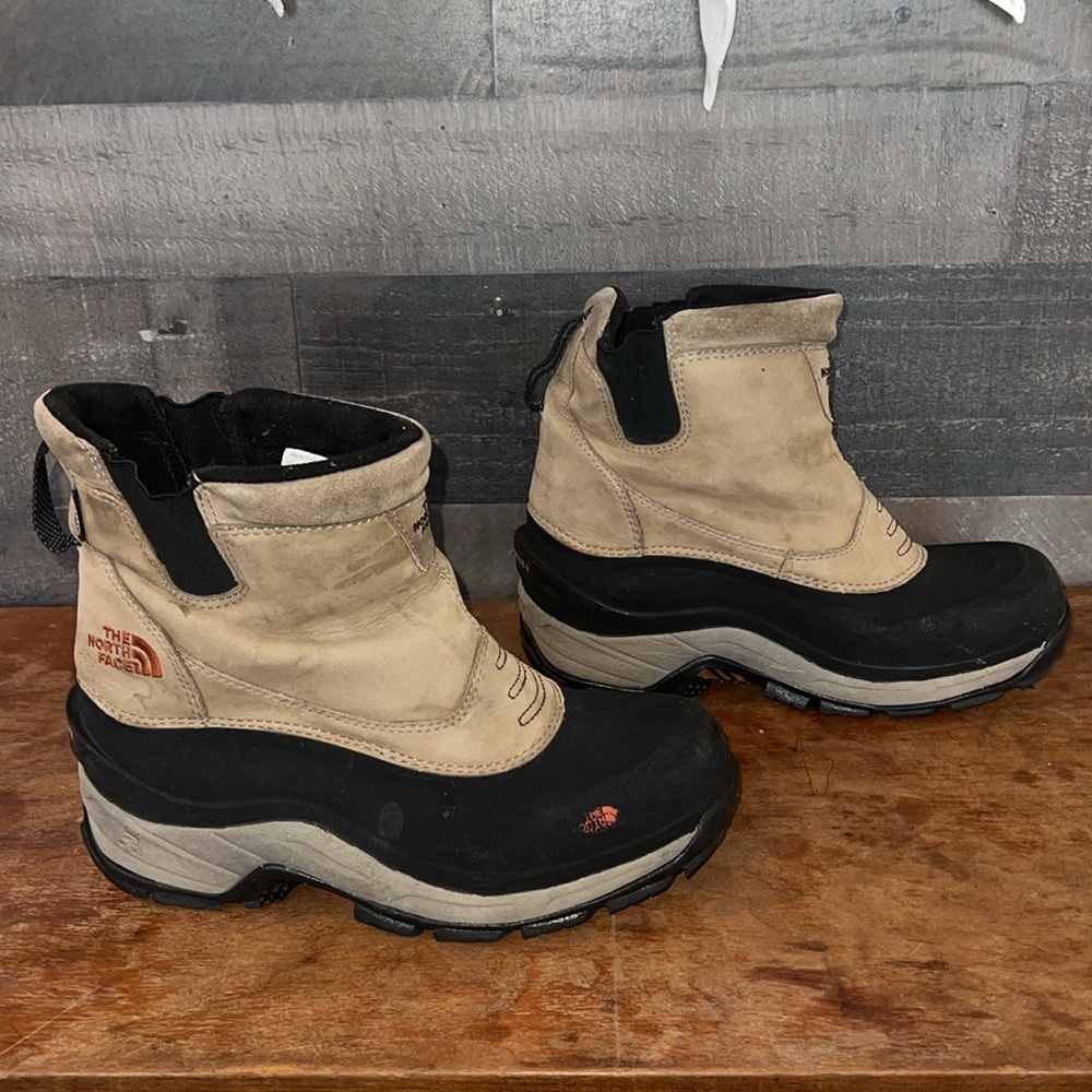 Tan And Black Weather Resistant North Face Boots - Picture 4 of 8